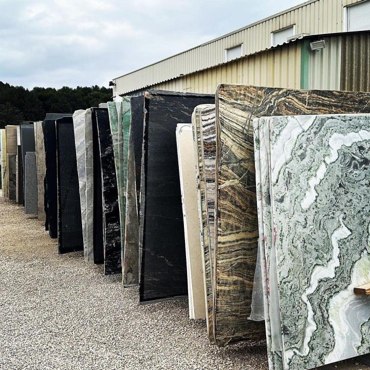 Nous proposons une gamme variée de pierres naturelles authentiques.